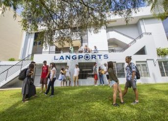 Lidé před školou Langports